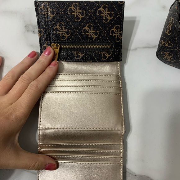 Guess Crossbody WITH matching Wallet - Picture 3 of 3